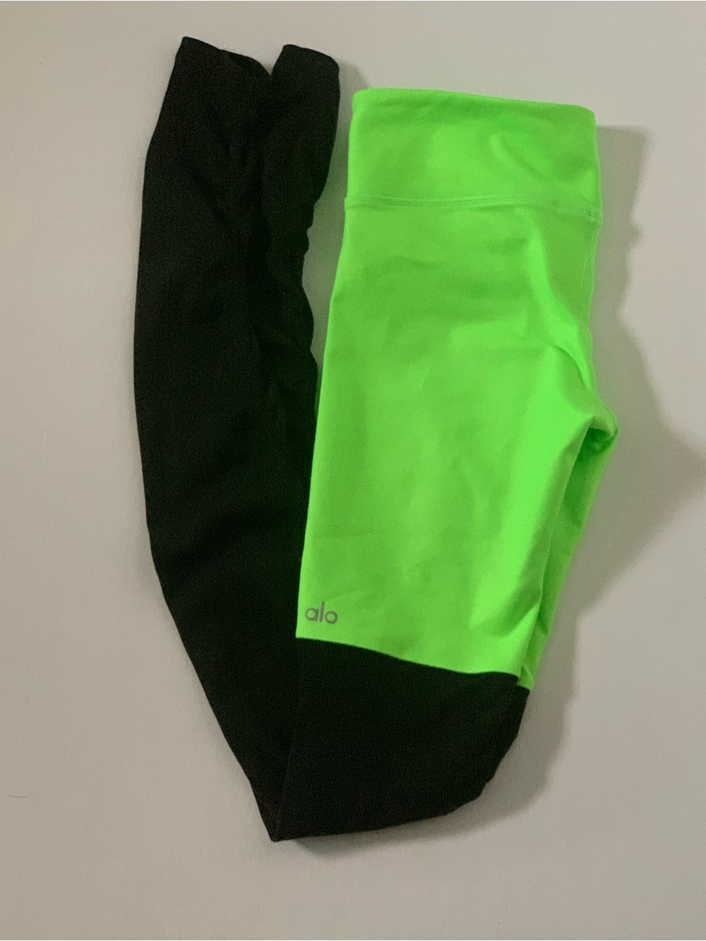 ALO Yoga Goddess Ribbed Legging in a vibrant Green & Black | Size Medium - Picture 8 of 10